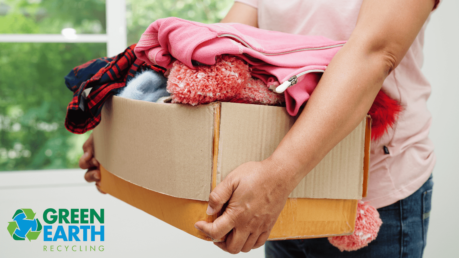 Read more about the article Por Qué Es Mejor Donar Ropa en Nuestros Contenedores Que Tirarla a la Basura